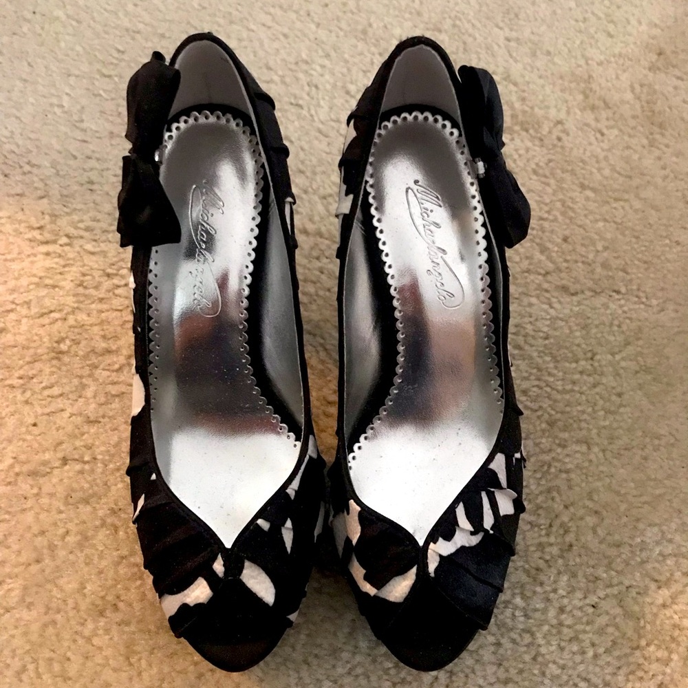 Lovely black & white pump